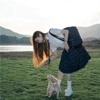 小鬼头上的女人